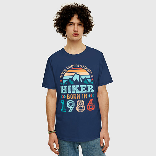 Мужская футболка оверсайз Никогда не недооценивай путешественника 1986 / Тёмно-синий – фото 3