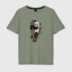 Футболка оверсайз мужская Панда висит на дереве, цвет: авокадо
