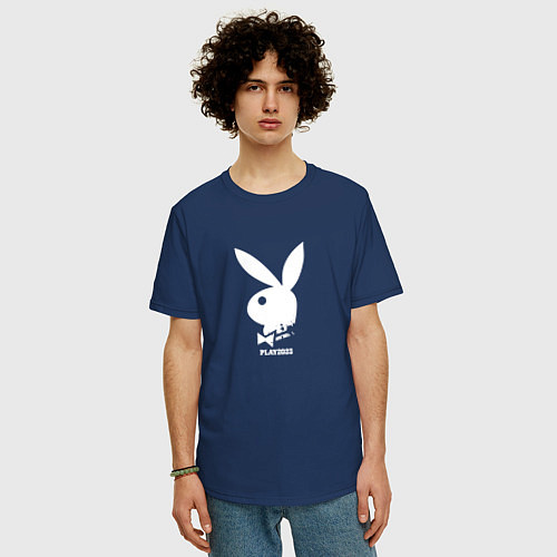Мужская футболка оверсайз Черный кролик с надписью play2023 / Тёмно-синий – фото 3