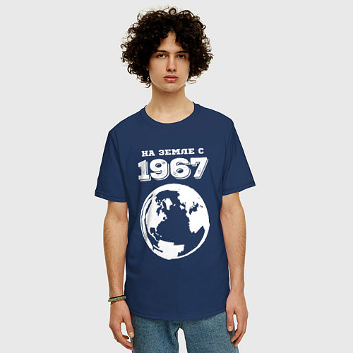 Мужская футболка оверсайз На Земле с 1967 с краской на темном / Тёмно-синий – фото 3