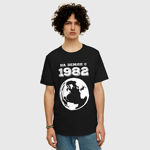 Мужская футболка оверсайз На Земле с 1982 с краской на темном / Черный – фото 3