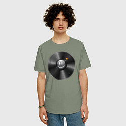 Футболка оверсайз мужская Виниловая пластинка с бомбочкой, цвет: авокадо — фото 2