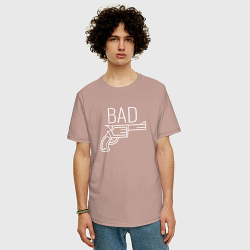 Мужская футболка оверсайз Bad надпись с револьвером / Пыльно-розовый – фото 3