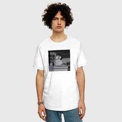 Футболка оверсайз мужская Грустный кот сидит и курит на крыше черно-белый, цвет: белый — фото 2