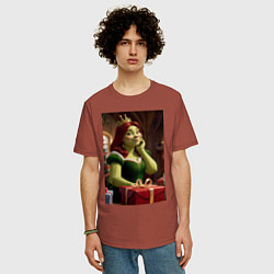 Футболка оверсайз мужская Шрек: Фиона с подарками, цвет: кирпичный — фото 2