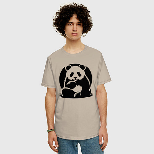Мужская футболка оверсайз Сидящая чёрная панда / Миндальный – фото 3