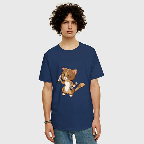 Мужская футболка оверсайз Кот с гантельками / Тёмно-синий – фото 3
