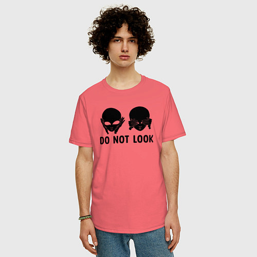 Мужская футболка оверсайз Черный пришелец - do not look / Коралловый – фото 3