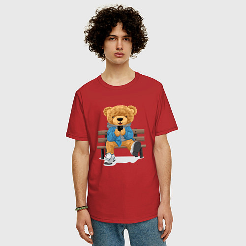 Мужская футболка оверсайз Плюшевый медведь на скамейке / Красный – фото 3
