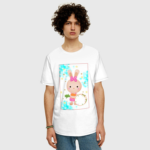 Мужская футболка оверсайз Милый зайчонок с барабаном / Белый – фото 3