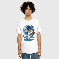 Футболка оверсайз мужская Космонавт играет на приставке, цвет: белый — фото 2