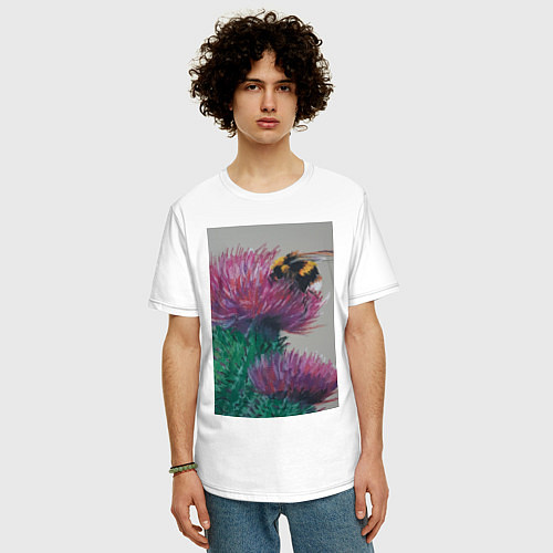 Мужская футболка оверсайз Мохнатый шмель на кактусе - живопись / Белый – фото 3
