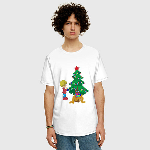 Мужская футболка оверсайз Ребенок украшает елку / Белый – фото 3