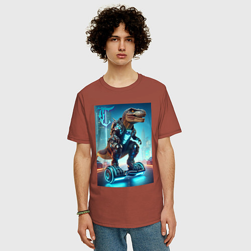 Мужская футболка оверсайз Cyber tyrannosaur on a hoverboard - neon glow fant / Кирпичный – фото 3