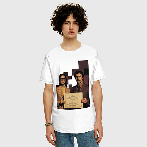 Мужская футболка оверсайз Мужчина и девушка держат схему НЛО ретрофутуризм п / Белый – фото 3