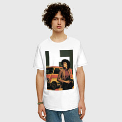 Футболка оверсайз мужская Девушка с автоматом на фоне минивэна ретрофутуризм, цвет: белый — фото 2