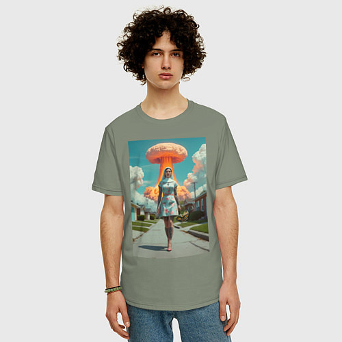 Мужская футболка оверсайз Девушка в костюме монашки уходит от взрыва / Авокадо – фото 3