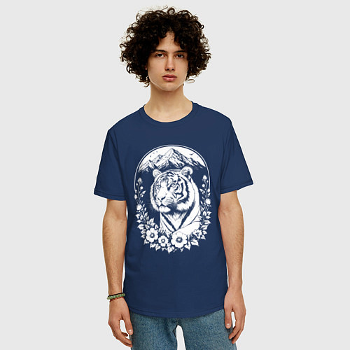 Мужская футболка оверсайз Тигр среди гор и цветов / Тёмно-синий – фото 3