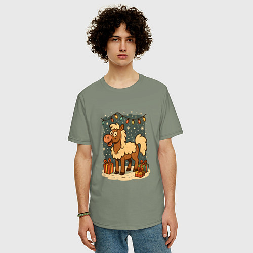 Мужская футболка оверсайз Новогодняя лошадь с подарками и гирляндой / Авокадо – фото 3