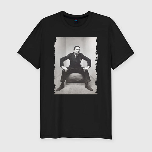 Мужская slim-футболка Сальвадор Дали сидящий / Черный – фото 1