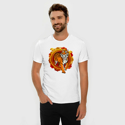 Мужская slim-футболка Тигр выходит из груди / Белый – фото 3