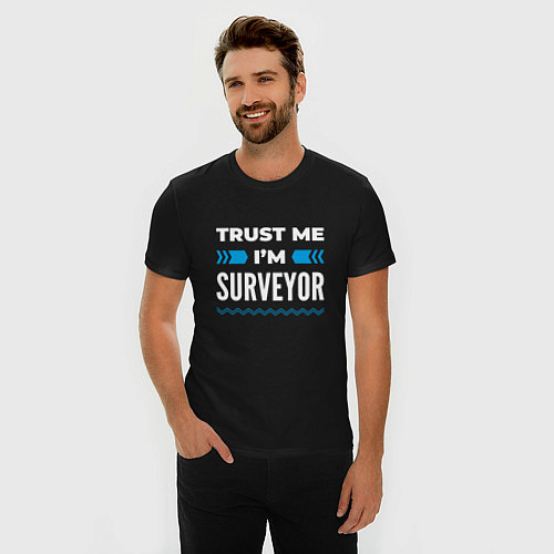 Мужская slim-футболка Trust me Im surveyor / Черный – фото 3