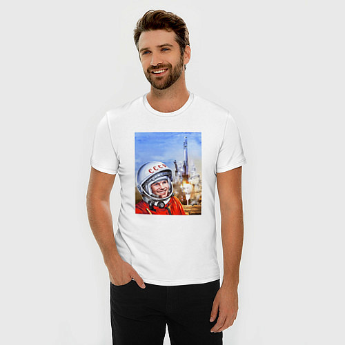 Мужская slim-футболка Юрий Гагарин на космодроме / Белый – фото 3