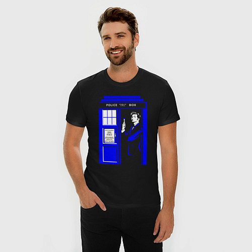 Мужская slim-футболка Доктор Кто у двери Тардис / Черный – фото 3