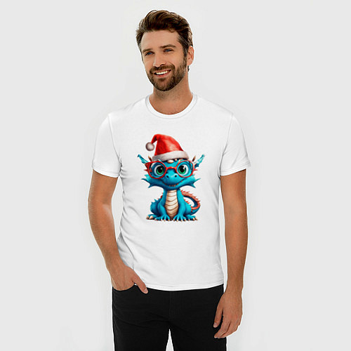 Мужская slim-футболка Дракончик в рождественской шапке / Белый – фото 3