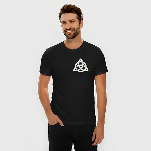 Мужская slim-футболка Символ трикветр трилистник на груди / Черный – фото 3