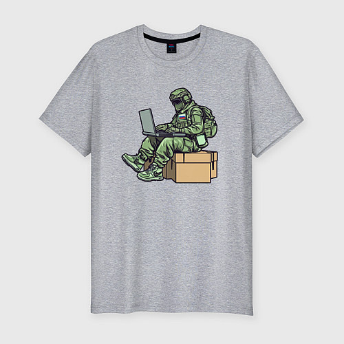 Мужская slim-футболка Российский солдат за ноутбуком / Меланж – фото 1