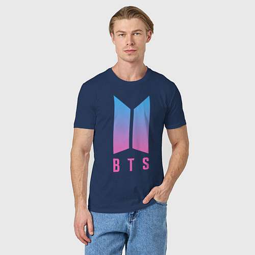 Мужская футболка BTS: Neon V / Тёмно-синий – фото 3