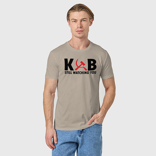 Мужская футболка КГБ все еще следит за тобой / Миндальный – фото 3