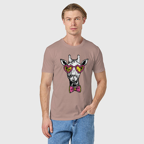 Мужская футболка Жираф хипстер в очках в форме сердца / Пыльно-розовый – фото 3