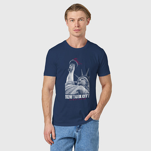 Мужская футболка Statue Of Liberty / Тёмно-синий – фото 3