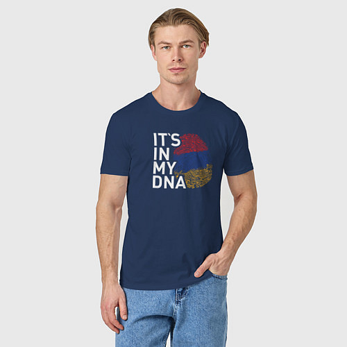 Мужская футболка Its in my DNA / Тёмно-синий – фото 3