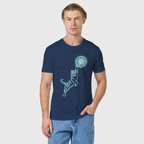 Мужская футболка Ада Кардано с тигром в неоновом свечении / Тёмно-синий – фото 3