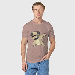 Футболка хлопковая мужская Дэббинг мопс в чёрных очках - Dabbing dog, цвет: пыльно-розовый — фото 2