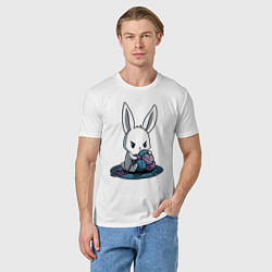 Футболка хлопковая мужская Зайчонок обнял клубки The bunny hugged the balls, цвет: белый — фото 2