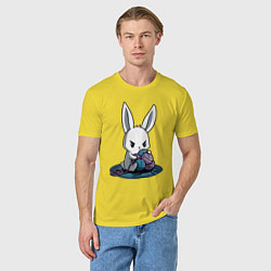 Футболка хлопковая мужская Зайчонок обнял клубки The bunny hugged the balls, цвет: желтый — фото 2