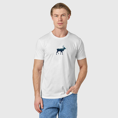 Мужская футболка Зимний лес в силуэте прогуливающегося оленя / Белый – фото 3