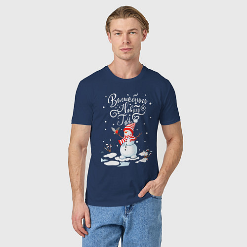 Мужская футболка Новогодний снеговик / Тёмно-синий – фото 3