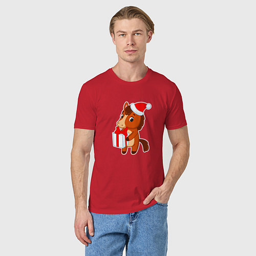 Мужская футболка Мультяшная лошадка в шапке Санты / Красный – фото 3