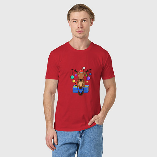 Мужская футболка Новогодний олень в елочных игрушках / Красный – фото 3