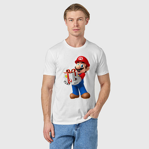Мужская футболка Марио держит подарок / Белый – фото 3