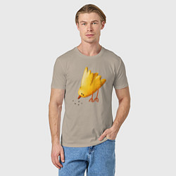 Футболка хлопковая мужская Желтая птичка клюет зерна, цвет: миндальный — фото 2