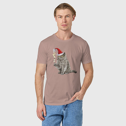 Мужская футболка Пушистый котик новогодний / Пыльно-розовый – фото 3