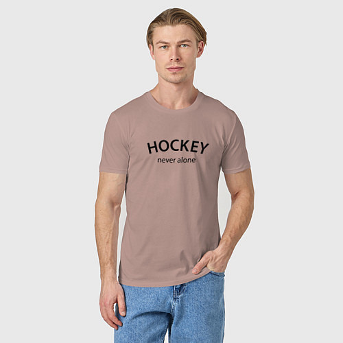 Мужская футболка Hockey never alone - motto / Пыльно-розовый – фото 3