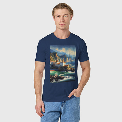Мужская футболка Маяк и город на побережье Испании / Тёмно-синий – фото 3