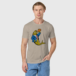 Футболка хлопковая мужская Рыба пьёт пиво, цвет: миндальный — фото 2